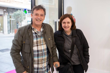 El 26 de abril abrió sus puertas un nuevo establecimiento en la calle Tafalla del Ensanche pamplonés. La marca española Cuplé -especializada en calzado, ropa, bolsos y complementos para mujer- celebró un encuentro con familiares, amigos y clientes para darse a conocer. Una cita con la moda en un acogedor ambiente.