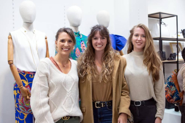 El 26 de abril abrió sus puertas un nuevo establecimiento en la calle Tafalla del Ensanche pamplonés. La marca española Cuplé -especializada en calzado, ropa, bolsos y complementos para mujer- celebró un encuentro con familiares, amigos y clientes para darse a conocer. Una cita con la moda en un acogedor ambiente.