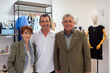 El 26 de abril abrió sus puertas un nuevo establecimiento en la calle Tafalla del Ensanche pamplonés. La marca española Cuplé -especializada en calzado, ropa, bolsos y complementos para mujer- celebró un encuentro con familiares, amigos y clientes para darse a conocer. Una cita con la moda en un acogedor ambiente.