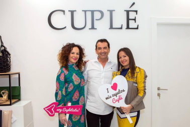 El 26 de abril abrió sus puertas un nuevo establecimiento en la calle Tafalla del Ensanche pamplonés. La marca española Cuplé -especializada en calzado, ropa, bolsos y complementos para mujer- celebró un encuentro con familiares, amigos y clientes para darse a conocer. Una cita con la moda en un acogedor ambiente.