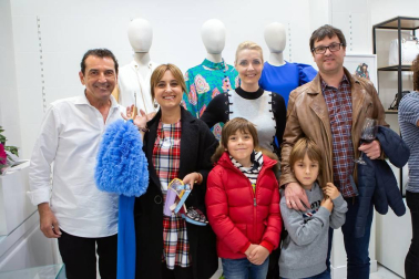 El 26 de abril abrió sus puertas un nuevo establecimiento en la calle Tafalla del Ensanche pamplonés. La marca española Cuplé -especializada en calzado, ropa, bolsos y complementos para mujer- celebró un encuentro con familiares, amigos y clientes para darse a conocer. Una cita con la moda en un acogedor ambiente.