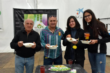 Las XXV Jornadas de exaltación y fiestas de la verdura de Tudela y su Ribera han vuelto a reunir a un numeroso público alrededor de este programa gastronómico. La cámara de ¡Click! se acercó a compartir con los tudelanos una de las degustaciones populares programadas, que se celebró el 28 de abril en la carpa instalada por La Orden del Volatín.