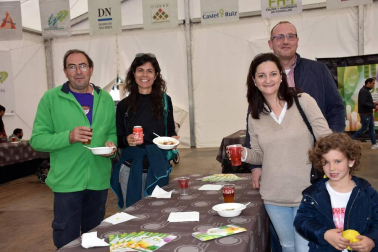 Las XXV Jornadas de exaltación y fiestas de la verdura de Tudela y su Ribera han vuelto a reunir a un numeroso público alrededor de este programa gastronómico. La cámara de ¡Click! se acercó a compartir con los tudelanos una de las degustaciones populares programadas, que se celebró el 28 de abril en la carpa instalada por La Orden del Volatín.