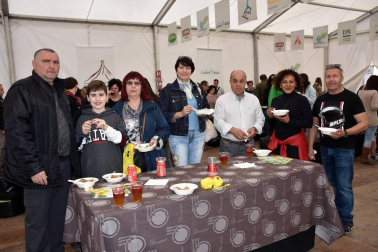 Las XXV Jornadas de exaltación y fiestas de la verdura de Tudela y su Ribera han vuelto a reunir a un numeroso público alrededor de este programa gastronómico. La cámara de ¡Click! se acercó a compartir con los tudelanos una de las degustaciones populares programadas, que se celebró el 28 de abril en la carpa instalada por La Orden del Volatín.