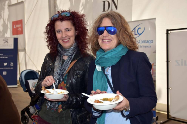 Las XXV Jornadas de exaltación y fiestas de la verdura de Tudela y su Ribera han vuelto a reunir a un numeroso público alrededor de este programa gastronómico. La cámara de ¡Click! se acercó a compartir con los tudelanos una de las degustaciones populares programadas, que se celebró el 28 de abril en la carpa instalada por La Orden del Volatín.