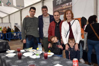 Las XXV Jornadas de exaltación y fiestas de la verdura de Tudela y su Ribera han vuelto a reunir a un numeroso público alrededor de este programa gastronómico. La cámara de ¡Click! se acercó a compartir con los tudelanos una de las degustaciones populares programadas, que se celebró el 28 de abril en la carpa instalada por La Orden del Volatín.
