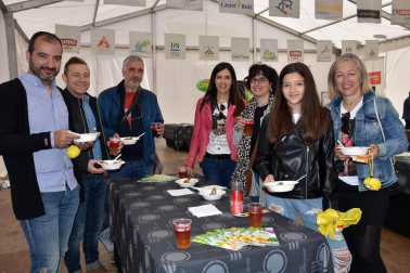 Las XXV Jornadas de exaltación y fiestas de la verdura de Tudela y su Ribera han vuelto a reunir a un numeroso público alrededor de este programa gastronómico. La cámara de ¡Click! se acercó a compartir con los tudelanos una de las degustaciones populares programadas, que se celebró el 28 de abril en la carpa instalada por La Orden del Volatín.