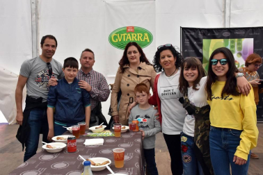 Las XXV Jornadas de exaltación y fiestas de la verdura de Tudela y su Ribera han vuelto a reunir a un numeroso público alrededor de este programa gastronómico. La cámara de ¡Click! se acercó a compartir con los tudelanos una de las degustaciones populares programadas, que se celebró el 28 de abril en la carpa instalada por La Orden del Volatín.