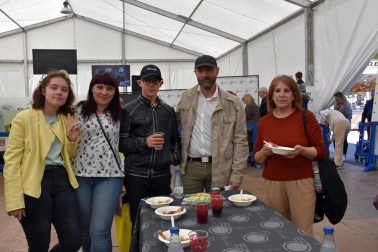 Las XXV Jornadas de exaltación y fiestas de la verdura de Tudela y su Ribera han vuelto a reunir a un numeroso público alrededor de este programa gastronómico. La cámara de ¡Click! se acercó a compartir con los tudelanos una de las degustaciones populares programadas, que se celebró el 28 de abril en la carpa instalada por La Orden del Volatín.