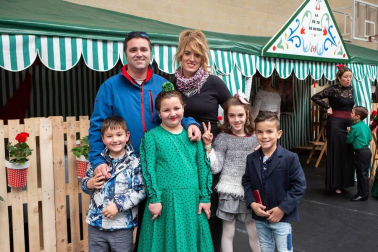 El grupo Alegrías de Burlada organizó la tercera edición de la Feria de Abril, que tuvo lugar en el Polideportivo Hilarión Eslava. Entre las actividades programadas destacó la actuación del Grupo Kelay, de Sanlúcar de Barrameda (Cádiz), y del Coro Rociero Savia Nueva. También hubo concurso de casetas, comida popular, sorteos y, sobre todo, buen ambiente.