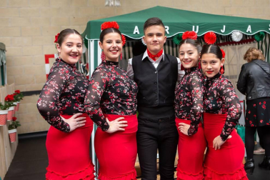 El grupo Alegrías de Burlada organizó la tercera edición de la Feria de Abril, que tuvo lugar en el Polideportivo Hilarión Eslava. Entre las actividades programadas destacó la actuación del Grupo Kelay, de Sanlúcar de Barrameda (Cádiz), y del Coro Rociero Savia Nueva. También hubo concurso de casetas, comida popular, sorteos y, sobre todo, buen ambiente.