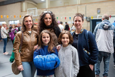 El grupo Alegrías de Burlada organizó la tercera edición de la Feria de Abril, que tuvo lugar en el Polideportivo Hilarión Eslava. Entre las actividades programadas destacó la actuación del Grupo Kelay, de Sanlúcar de Barrameda (Cádiz), y del Coro Rociero Savia Nueva. También hubo concurso de casetas, comida popular, sorteos y, sobre todo, buen ambiente.