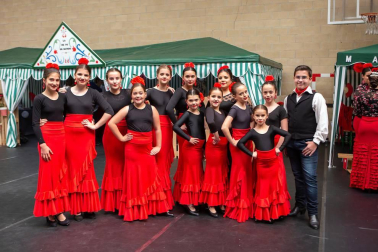 El grupo Alegrías de Burlada organizó la tercera edición de la Feria de Abril, que tuvo lugar en el Polideportivo Hilarión Eslava. Entre las actividades programadas destacó la actuación del Grupo Kelay, de Sanlúcar de Barrameda (Cádiz), y del Coro Rociero Savia Nueva. También hubo concurso de casetas, comida popular, sorteos y, sobre todo, buen ambiente.