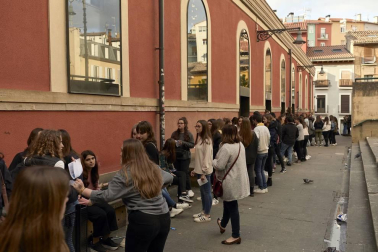 El cantante y compositor Alfred García presentó en la Sala Zentral de Pamplona su primer álbum de estudio, titulado 1016, número que este joven llevó durante el casting para entrar en el programa televisivo Operación Triunfo 2017. Un trabajo que ha contado con señaladas colaboraciones como las de Love Of Lesbian, Pavvla, Carlos Sadness o Amaia Romero. La sala de conciertos pamplonesa colgó días antes el cartel de no hay entradas.