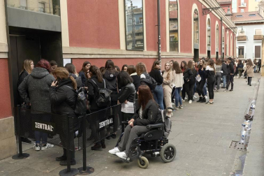 El cantante y compositor Alfred García presentó en la Sala Zentral de Pamplona su primer álbum de estudio, titulado 1016, número que este joven llevó durante el casting para entrar en el programa televisivo Operación Triunfo 2017. Un trabajo que ha contado con señaladas colaboraciones como las de Love Of Lesbian, Pavvla, Carlos Sadness o Amaia Romero. La sala de conciertos pamplonesa colgó días antes el cartel de no hay entradas.