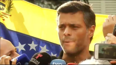Leopoldo López reaparece a las puertas de la embajada española