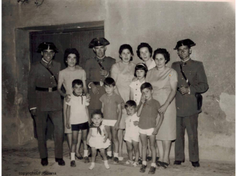 La iniciativa de un agente de Pamplona que ha pedido fotos por correo postal a cientos de veteranos da lugar a una selección de recuerdos que verá la luz esta semana como exposición.