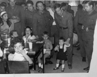 La iniciativa de un agente de Pamplona que ha pedido fotos por correo postal a cientos de veteranos da lugar a una selección de recuerdos que verá la luz esta semana como exposición.