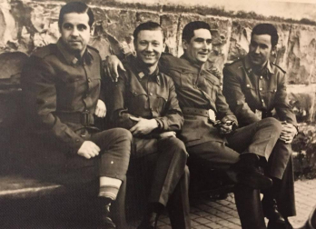 La iniciativa de un agente de Pamplona que ha pedido fotos por correo postal a cientos de veteranos da lugar a una selección de recuerdos que verá la luz esta semana como exposición.