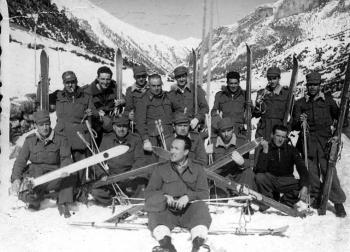 La iniciativa de un agente de Pamplona que ha pedido fotos por correo postal a cientos de veteranos da lugar a una selección de recuerdos que verá la luz esta semana como exposición.