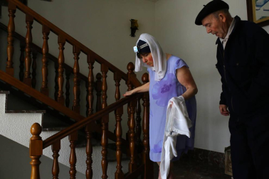 Una mujer de olazagutía vive con las persianas echadas en su hogar sin salir a la calle salvo para curar sus heridas en la piel, sensible a la luz y el calor. Desde 2002 sufre el mal. Desde 2014, está recluida.