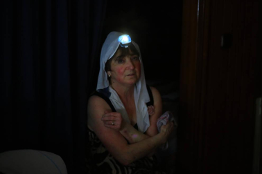 Una mujer de olazagutía vive con las persianas echadas en su hogar sin salir a la calle salvo para curar sus heridas en la piel, sensible a la luz y el calor. Desde 2002 sufre el mal. Desde 2014, está recluida.