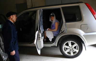 Una mujer de olazagutía vive con las persianas echadas en su hogar sin salir a la calle salvo para curar sus heridas en la piel, sensible a la luz y el calor. Desde 2002 sufre el mal. Desde 2014, está recluida.