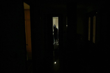 Una mujer de olazagutía vive con las persianas echadas en su hogar sin salir a la calle salvo para curar sus heridas en la piel, sensible a la luz y el calor. Desde 2002 sufre el mal. Desde 2014, está recluida.