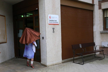 Una mujer de olazagutía vive con las persianas echadas en su hogar sin salir a la calle salvo para curar sus heridas en la piel, sensible a la luz y el calor. Desde 2002 sufre el mal. Desde 2014, está recluida.
