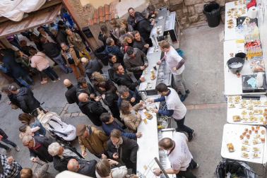 Cientos de personas disfrutaron de los platos preparados por 13 peñas y sociedades a precios populares