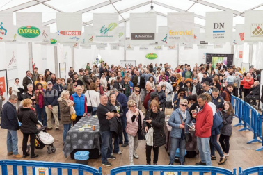 Cientos de personas disfrutaron de los platos preparados por 13 peñas y sociedades a precios populares