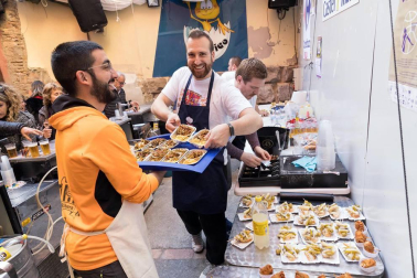 Cientos de personas disfrutaron de los platos preparados por 13 peñas y sociedades a precios populares