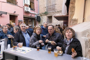Cientos de personas disfrutaron de los platos preparados por 13 peñas y sociedades a precios populares