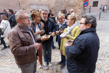 Cientos de personas disfrutaron de los platos preparados por 13 peñas y sociedades a precios populares