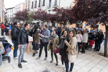 Cientos de personas disfrutaron de los platos preparados por 13 peñas y sociedades a precios populares