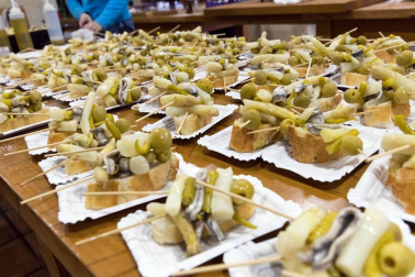 Cientos de personas disfrutaron de los platos preparados por 13 peñas y sociedades a precios populares