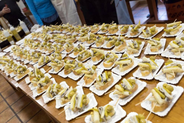 Cientos de personas disfrutaron de los platos preparados por 13 peñas y sociedades a precios populares
