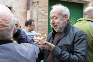 Cientos de personas disfrutaron de los platos preparados por 13 peñas y sociedades a precios populares