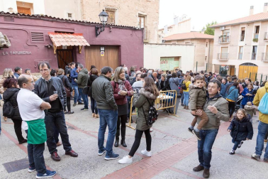 Cientos de personas disfrutaron de los platos preparados por 13 peñas y sociedades a precios populares