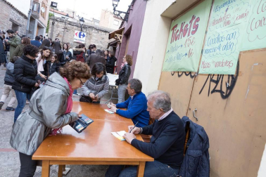 Cientos de personas disfrutaron de los platos preparados por 13 peñas y sociedades a precios populares
