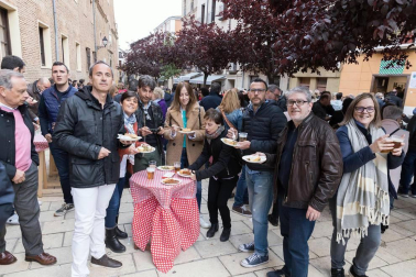 Cientos de personas disfrutaron de los platos preparados por 13 peñas y sociedades a precios populares