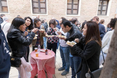 Cientos de personas disfrutaron de los platos preparados por 13 peñas y sociedades a precios populares