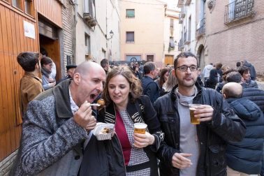 Cientos de personas disfrutaron de los platos preparados por 13 peñas y sociedades a precios populares