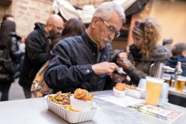 Cientos de personas disfrutaron de los platos preparados por 13 peñas y sociedades a precios populares