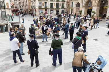 Cientos de personas disfrutaron de los platos preparados por 13 peñas y sociedades a precios populares