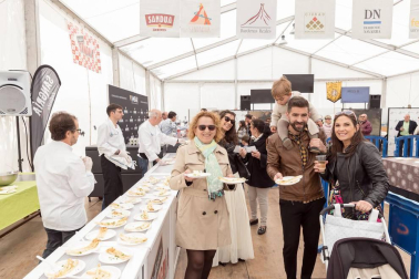 Cientos de personas disfrutaron de los platos preparados por 13 peñas y sociedades a precios populares