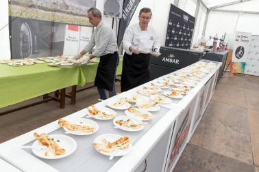 Cientos de personas disfrutaron de los platos preparados por 13 peñas y sociedades a precios populares