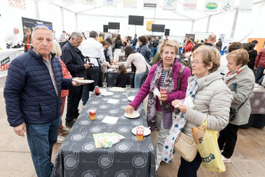 Cientos de personas disfrutaron de los platos preparados por 13 peñas y sociedades a precios populares