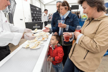 Cientos de personas disfrutaron de los platos preparados por 13 peñas y sociedades a precios populares