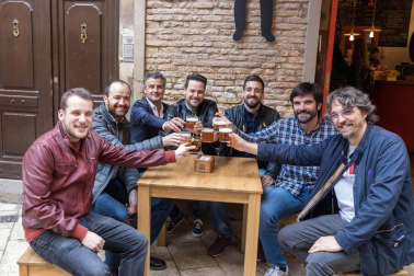 Cientos de personas disfrutaron de los platos preparados por 13 peñas y sociedades a precios populares